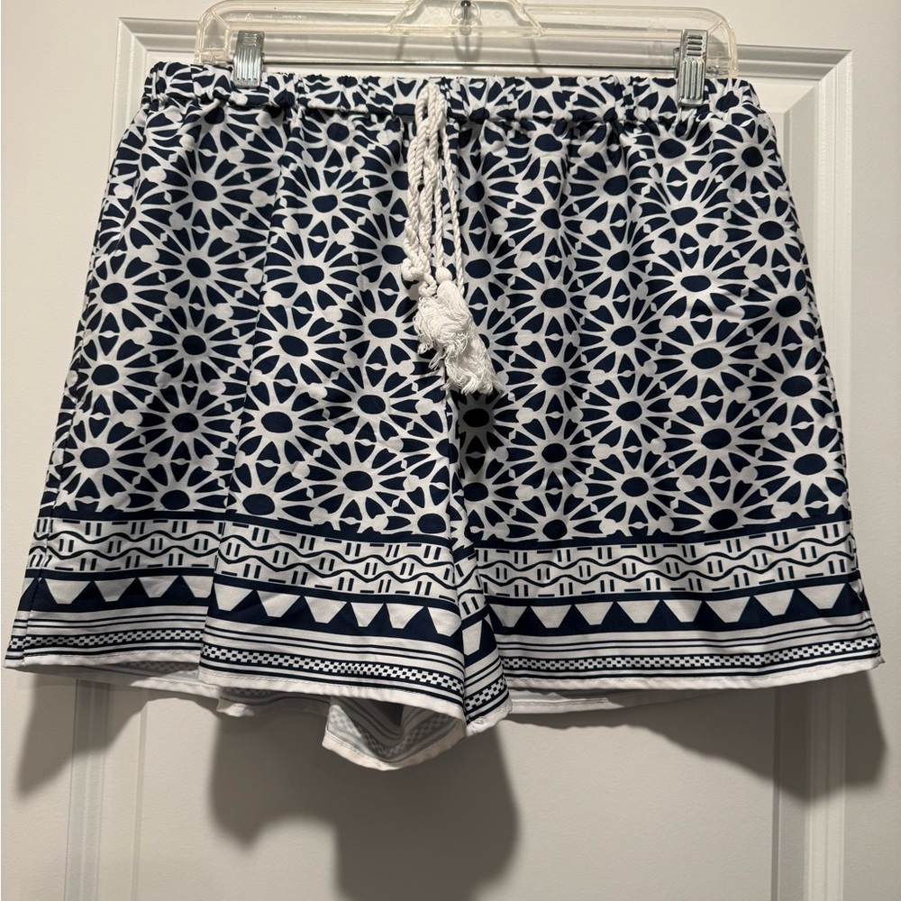 Women's Navy and White Patterned Drawstring Shorts size 1XL